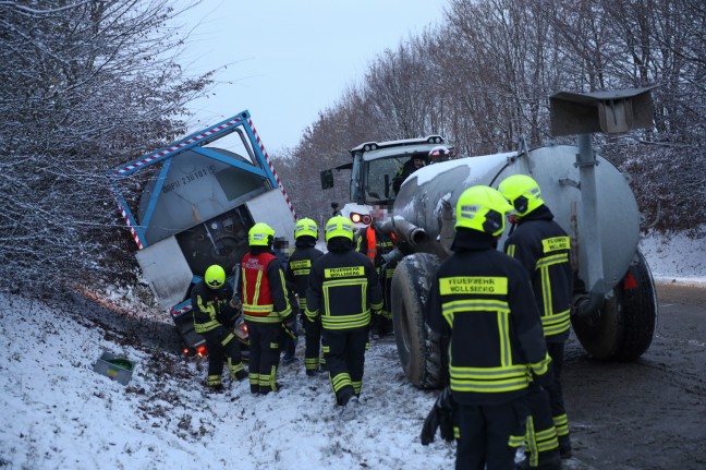 Winterliche Straßenverhältnisse: Traktor samt Anhänger bei Sattledt im Straßengraben gelandet