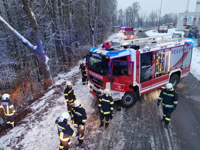 Auto bei Verkehrsunfall auf Gmundener Straße bei Gschwandt über Böschung gestürzt