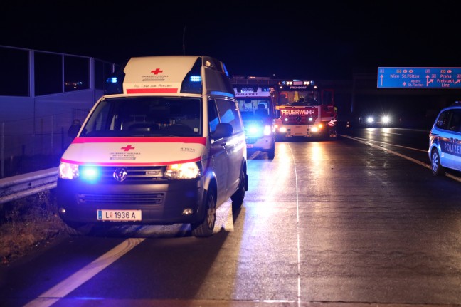 Autotransporter kracht auf Westautobahn bei Abfahrt in Ansfelden frontal gegen Anpralldämpfer
