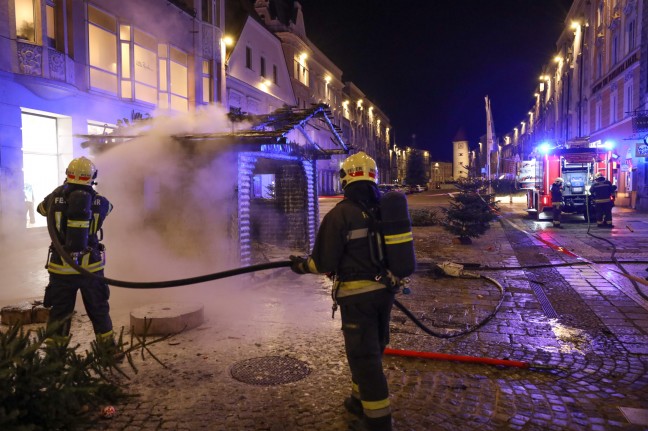 Hütte des Christkinds in Wels-Innenstadt samt Wunschzettel-Briefkasten in Flammen aufgegangen