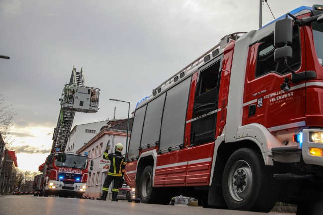 Sturmeinsatz: Feuerwehr am Dach eines Parkhauses in Wels-Neustadt als "Müllabfuhr" im Einsatz