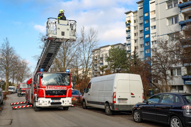 Einsatz in Wels-Lichtenegg: Kochtopf mit angebranntem Kochgut durch Feuerwehr auf Balkon gebracht
