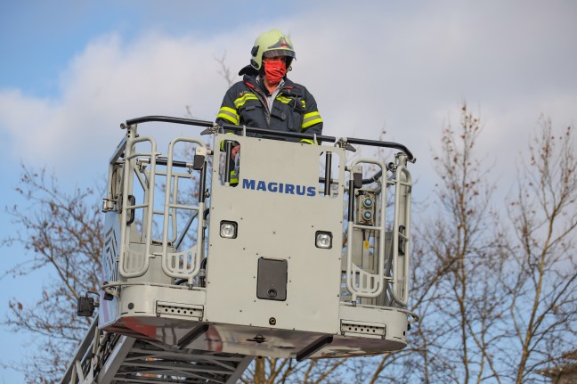 Einsatz in Wels-Lichtenegg: Kochtopf mit angebranntem Kochgut durch Feuerwehr auf Balkon gebracht