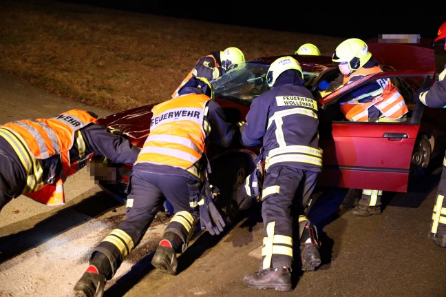 Autoüberschlag bei Verkehrsunfall in Steinerkirchen an der Traun endet glimpflich
