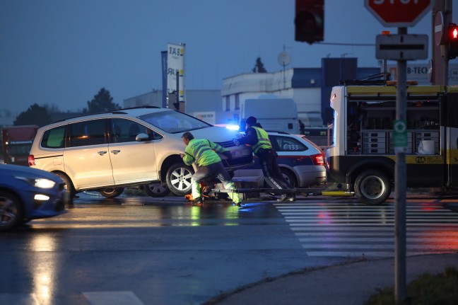 Auto "verweigerte" nach Sachschadenunfall auf Wiener Straße in Marchtrenk den Abtransport