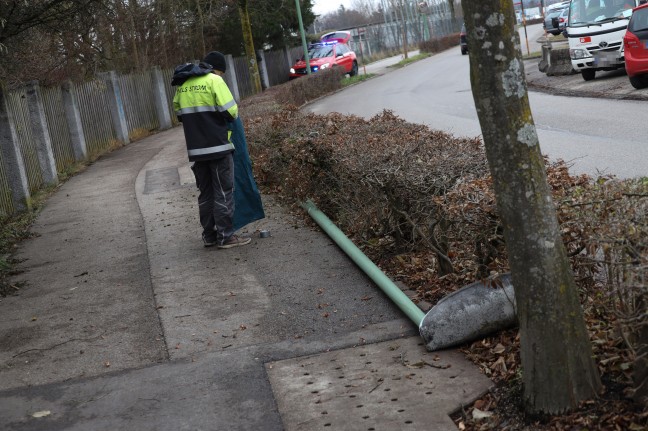 Feuerwehreinsatz: Straßenbeleuchtung hing nach Unfall in Wels-Neustadt über Gehweg