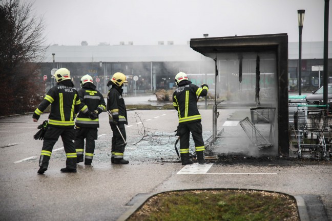Brand in einer Parkbox für Einkaufswagen bei Einkaufszentrum in Wels-Schafwiesen