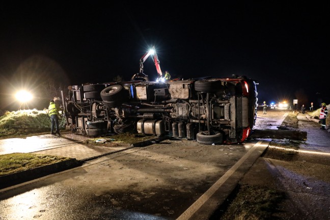 Holztransporter auf Pyhrnpass Straße bei Schlierbach umgestürzt