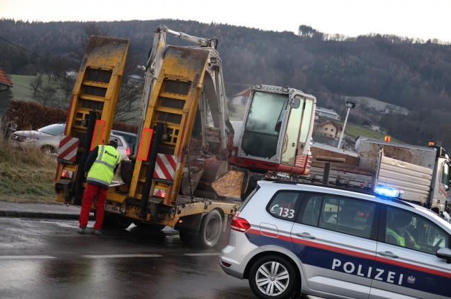 Holztransporter auf Pyhrnpass Straße bei Schlierbach umgestürzt