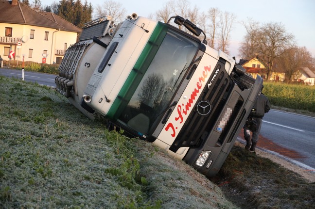 LKW auf Pyhrnpass Strae bei Wartberg an der Krems nach Kollision mit PKW umgestrzt