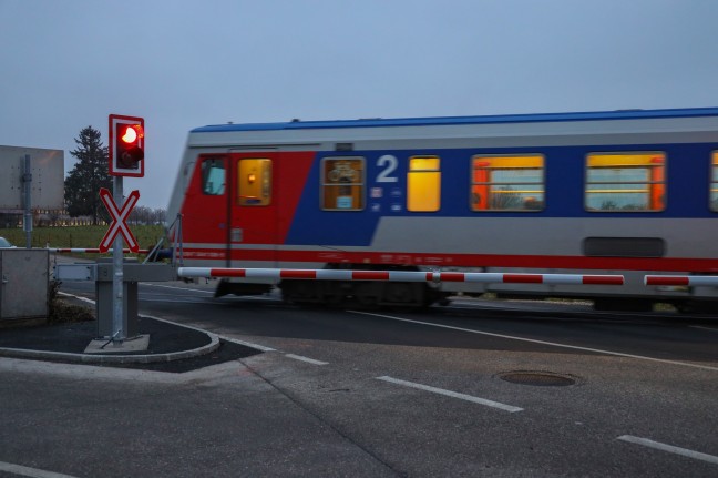 Drei neue Sicherungsanlagen bei Bahnübergängen entlang der Almtalbahn in Sattledt in Betrieb genommen
