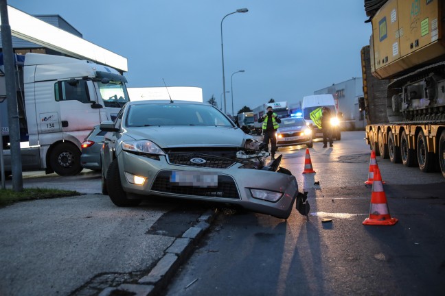 Verkehrsunfall zwischen LKW und PKW in Marchtrenk endet glimpflich