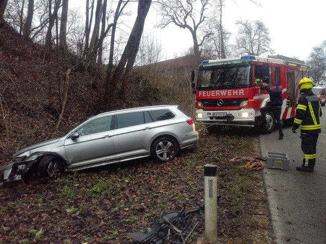 Auto gegen Bäume: Alkolenker bei Verkehrsunfall in Steinerkirchen an der Traun schwer verletzt