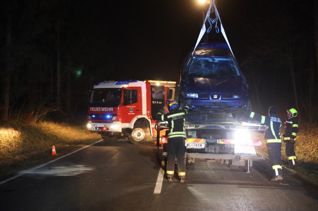 Autoüberschlag nach Wildunfall auf Gmundener Straße in Stadl-Paura fordert zwei Verletzte
