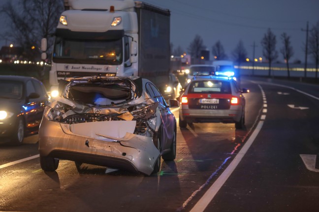 Heftiger Auffahrunfall zwischen LKW und PKW auf Wiener Straße in Marchtrenk