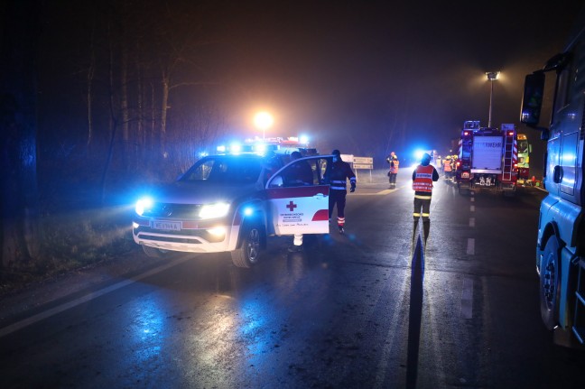 Schwerer Verkehrsunfall zwischen LKW und PKW auf Wiener Straße in Edt bei Lambach