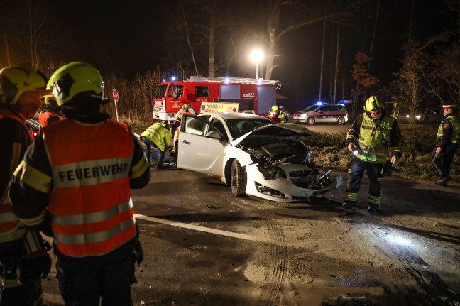Schwerer Verkehrsunfall zwischen LKW und PKW auf Wiener Straße in Edt bei Lambach