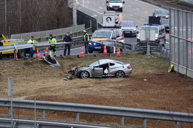 Auto frontal gegen Leitschiene: Unfall auf Westautobahn bei Enns fordert Verletzten