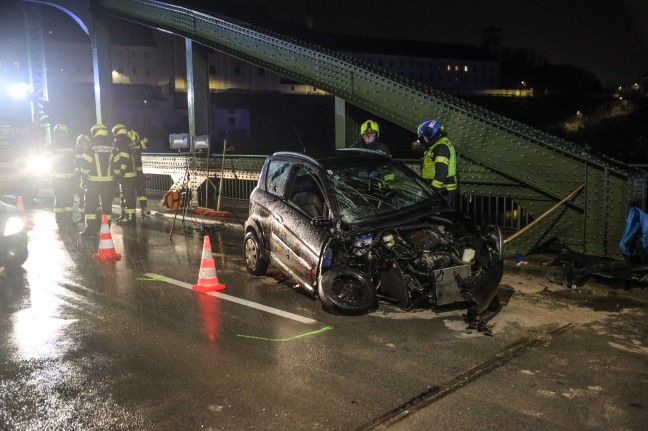 Mopedauto auf Gmundener Straße in Stadl-Paura frontal gegen Konstruktion der Traunbrücke gekracht