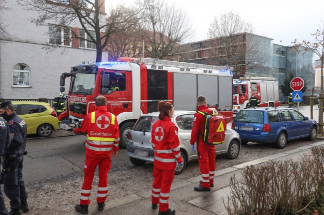 Person bei Wohnungsbrand in Wels-Innenstadt durch Feuerwehr aus Brandwohnung gerettet