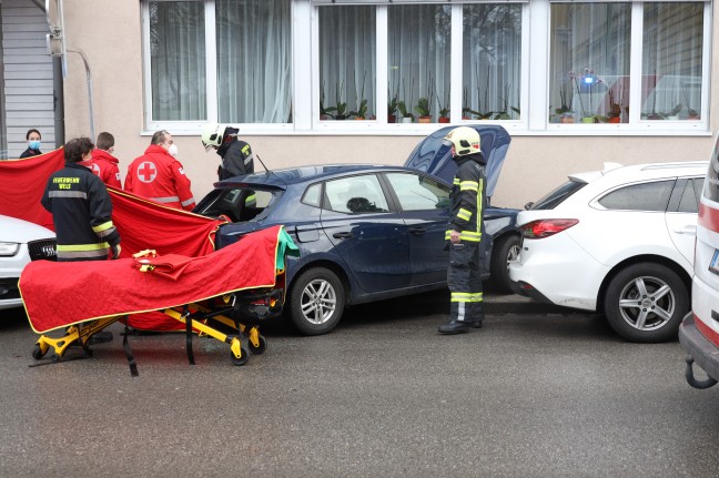 Reanimation: Autolenker nach internem Notfall in Wels-Innenstadt gegen Autos und Hausmauer gekracht