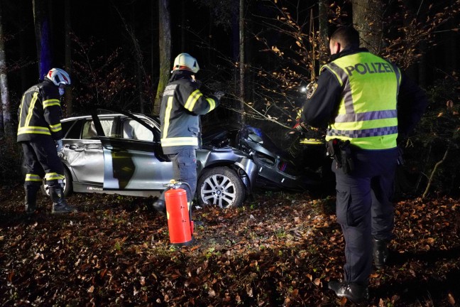 PKW in einem Waldstck in Pischelsdorf am Engelbach frontal gegen Baum gekracht