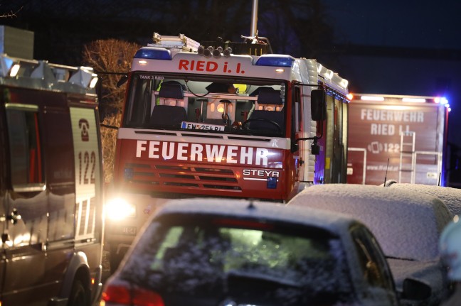 Zimmerbrand in einem Reihenhaus in Ried im Innkreis - Bewohnerin nach Notruf verschwunden