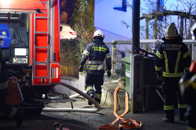 Drei Feuerwehren bei Dachstuhlbrand in Leonding im Einsatz - Bewohner hörte lautes Knistern