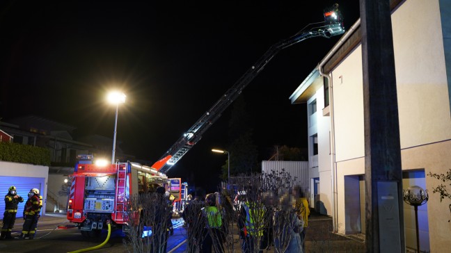 Drei Feuerwehren bei Dachstuhlbrand in Leonding im Einsatz - Bewohner hörte lautes Knistern