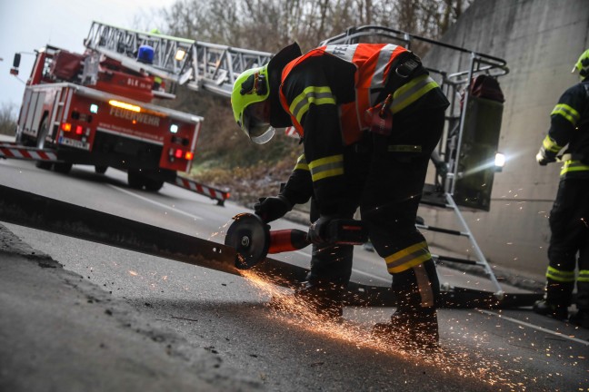 Feuerwehr rückte lockerem Winkel bei Unterführung in Marchtrenk mittels Winkelschleifer zu Leibe