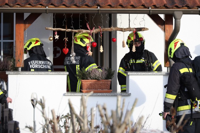 Drei Feuerwehren im Einsatz: Defekter Wäschetrockner verraucht Keller eines Hauses in Hörsching
