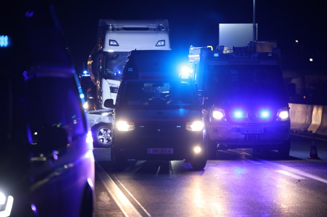 Tödlicher Unfall: Person nach PKW-Kollision auf Westautobahn in Laakirchen von LKW überrollt