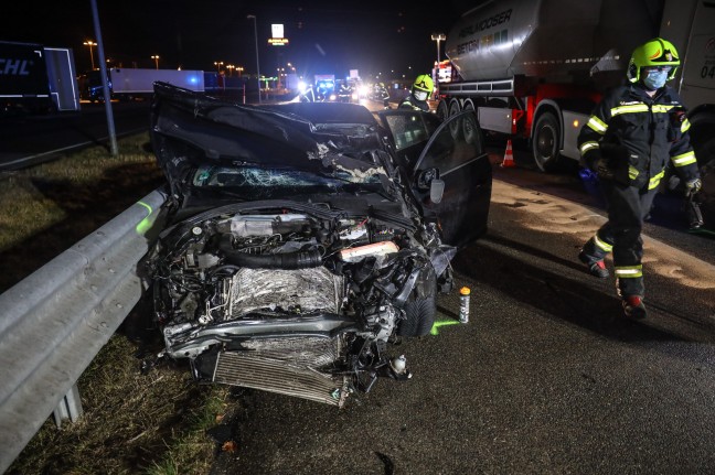 Tödlicher Unfall: Person nach PKW-Kollision auf Westautobahn in Laakirchen von LKW überrollt