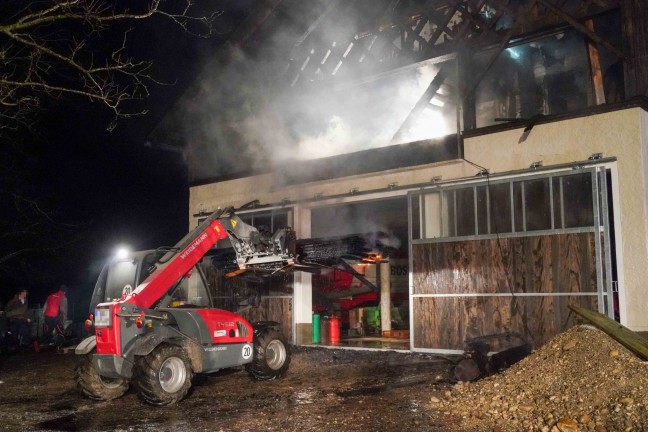 Sieben Feuerwehren bei Brand in einem Wirtschaftsgebäude in Feldkirchen bei Mattighofen im Einsatz