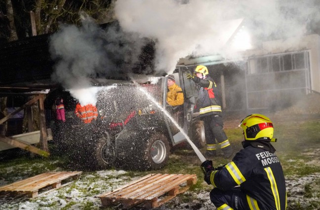 Sieben Feuerwehren bei Brand in einem Wirtschaftsgebäude in Feldkirchen bei Mattighofen im Einsatz