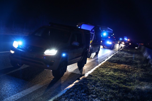 Auto überschlagen: Schwerer Verkehrsunfall auf Innkreisautobahn bei Krenglbach fordert zwei Verletzte