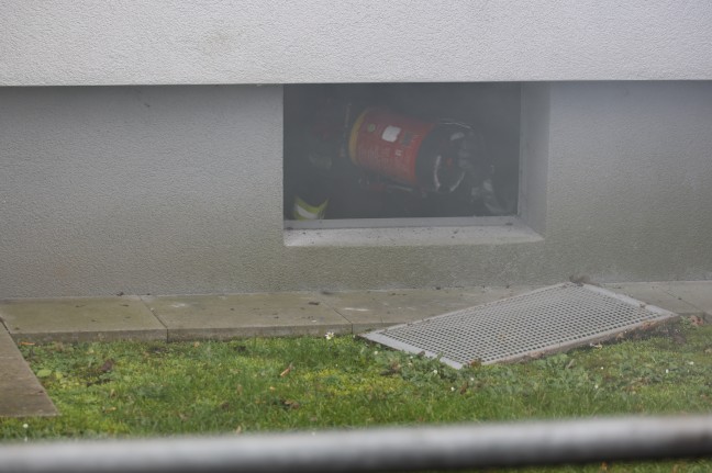 Brandstiftung: Feuerwehr bei Bränden in einer Wohnhausanlage in Wels-Vogelweide im Einsatz