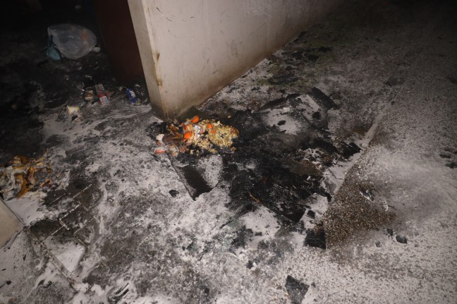 Neues Jahr, alter Einsatzgrund: Brand in einer Müllinsel - diesmal in Wels-Vogelweide