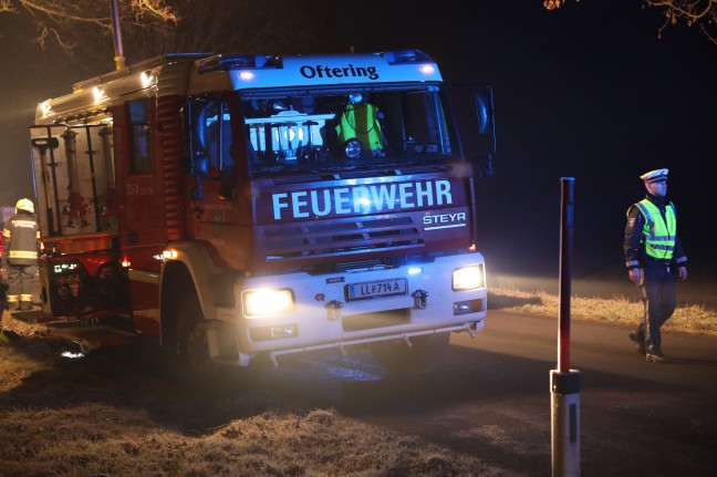 Auto bei schwerem Verkehrsunfall in Oftering gegen Baum geprallt