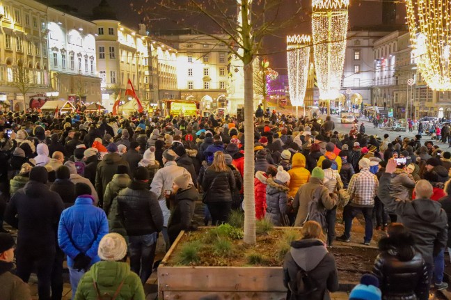 Demonstration gegen "Corona-Zwangsmaßnahmen der Regierung" am Linzer Hauptplatz