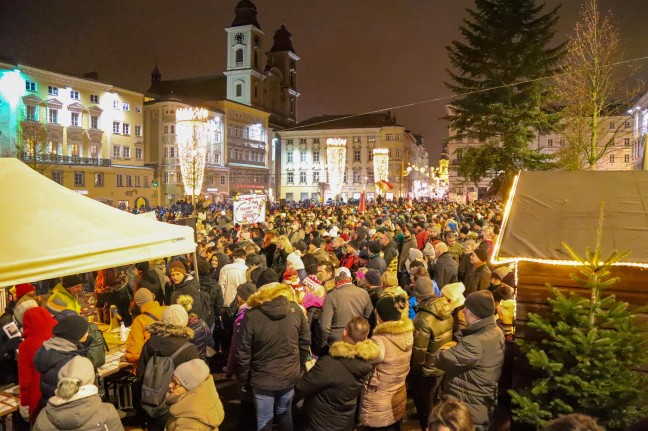 Demonstration gegen "Corona-Zwangsmaßnahmen der Regierung" am Linzer Hauptplatz