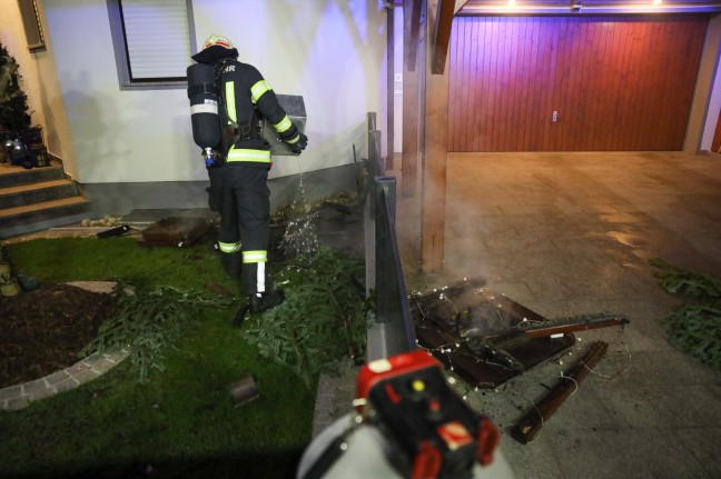 Feuerwehr bei Brand einer Laterne vor einem Haus in Wels-Neustadt im Einsatz