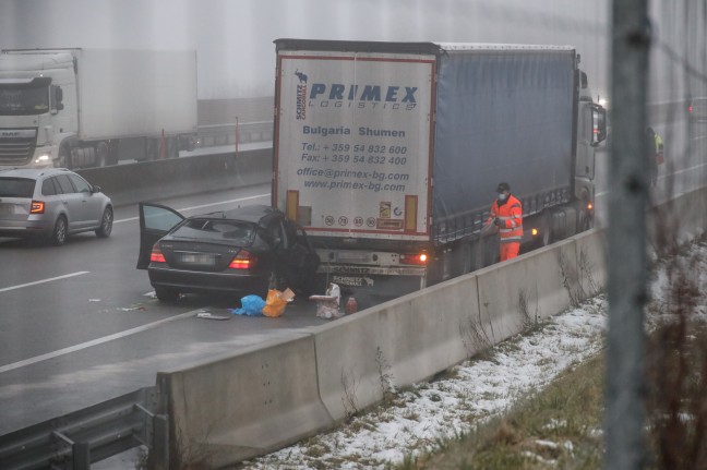 Auto nach Auffahrunfall auf Innkreisautobahn bei Pram rund 200 Meter unter LKW mitgeschleift