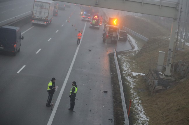 Auto nach Auffahrunfall auf Innkreisautobahn bei Pram rund 200 Meter unter LKW mitgeschleift