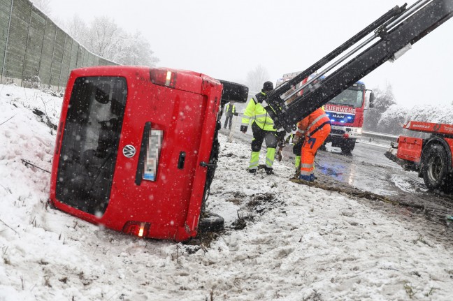 Winterliche Straßenverhältnisse: Kleinbus auf Welser Autobahn bei Marchtrenk umgestürzt