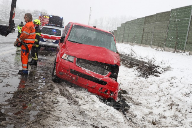 Winterliche Straenverhltnisse: Kleinbus auf Welser Autobahn bei Marchtrenk umgestrzt