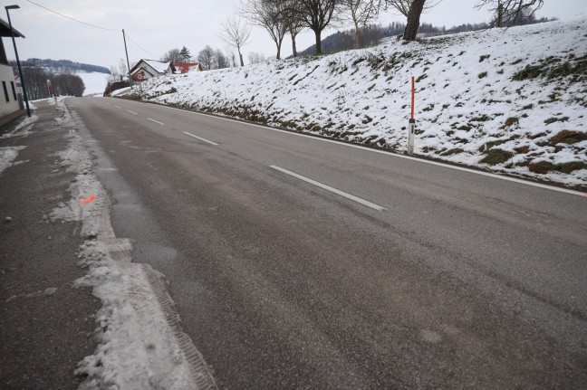 Autolenker nach Wildunfall in Offenhausen von PKW erfasst und schwer verletzt