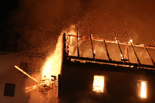 Großbrand in der Nacht auf Sonntag auf einem Bauernhof in Weibern