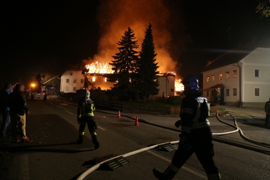 Großbrand in der Nacht auf Sonntag auf einem Bauernhof in Weibern