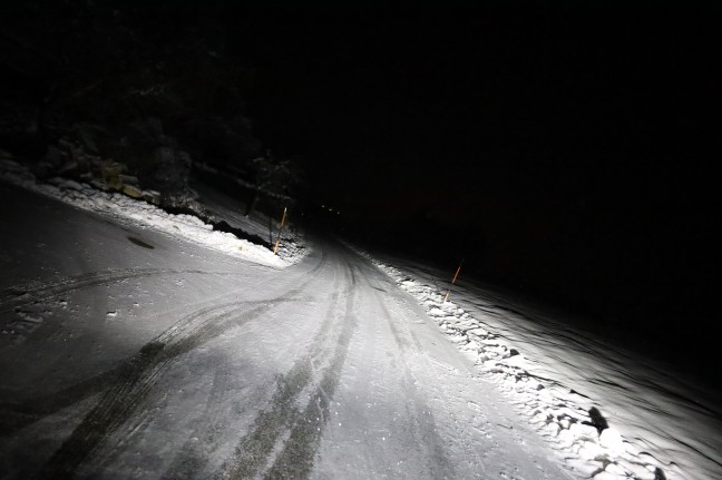 Autoüberschlag auf Schneefahrbahn in Waizenkirchen endet glimpflich